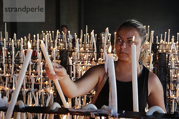 Ein Pilger zündet eine Kerze im Heiligtum von El Rocio an.