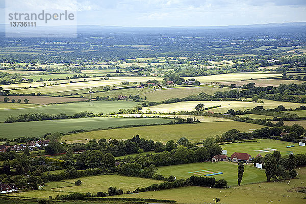 Blick über einen Flickenteppich von Feldern in den Weald bei Fulking  West Sussex  England
