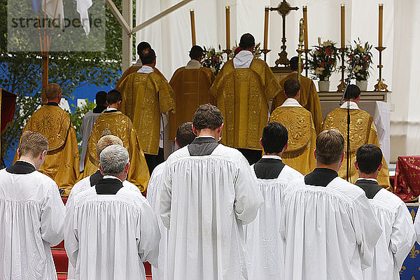 Messe während einer katholischen Pilgerfahrt der Traditionalisten