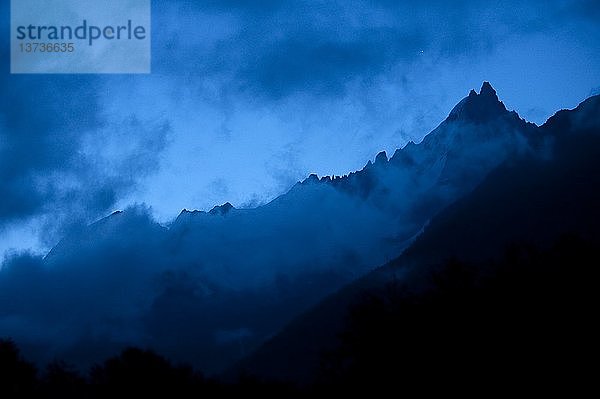 Berg vor Sonnenaufgang  Französische Alpen  Frankreich.