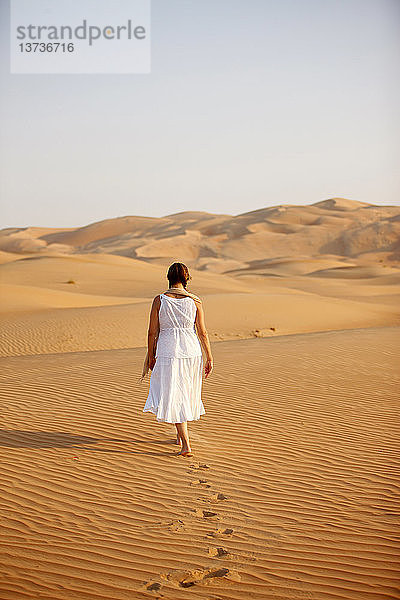 Frau beim Spaziergang in der Wüste Liwa
