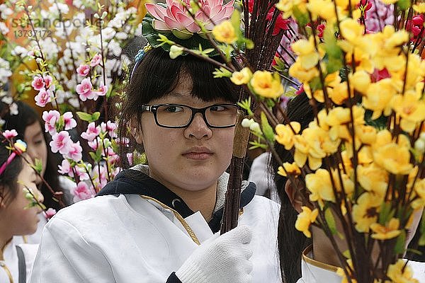 Chinesisches Neujahr  Mädchen trägt Blumen.