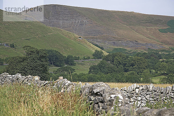 Mam Tor Bergwand  wegen der Instabilität der unteren Schieferschicht auch als Shivering Mountain bekannt  Derbyshire  England