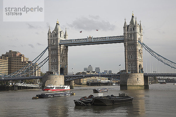 Tower Bridge von Southwark  London  England