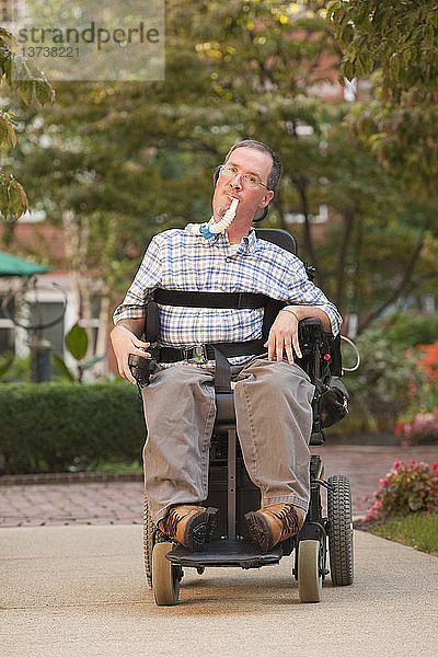 Mann mit Duchenne-Muskeldystrophie sitzt im Rollstuhl