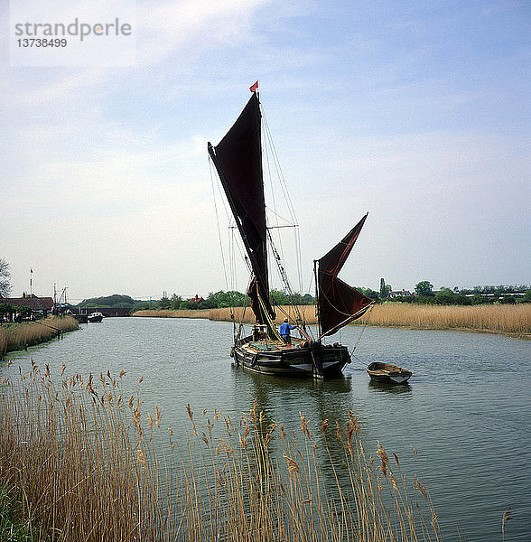 Traditioneller Segelkahn Cygnet inmitten von Schilfgürteln auf dem Fluss Alde bei Snape  Suffolk  England