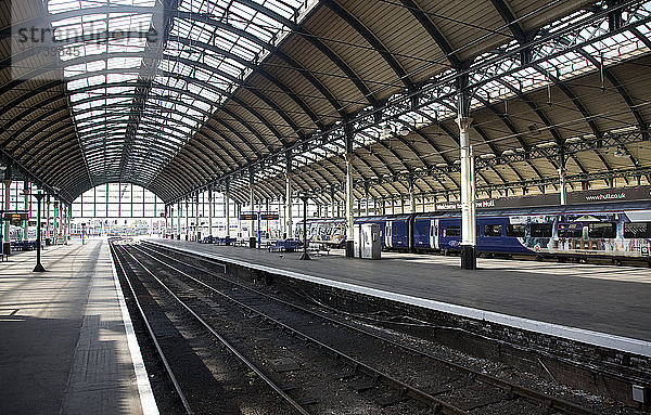 Bahnsteig und Gleise des Bahnhofs Paragon  Hull  Yorkshire  England