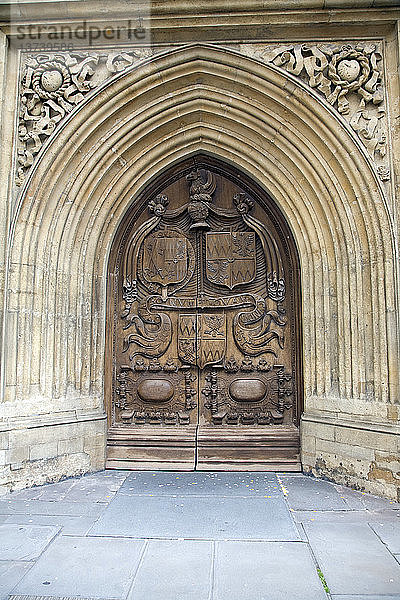 Geschnitzte Holztür der Abteikirche  Bath  England