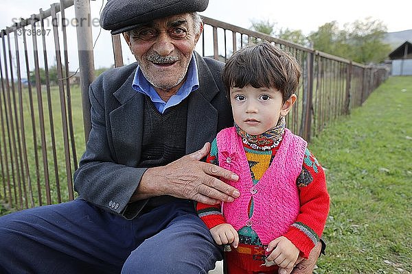 Aserbaidschanischer Großvater und Enkelkind.