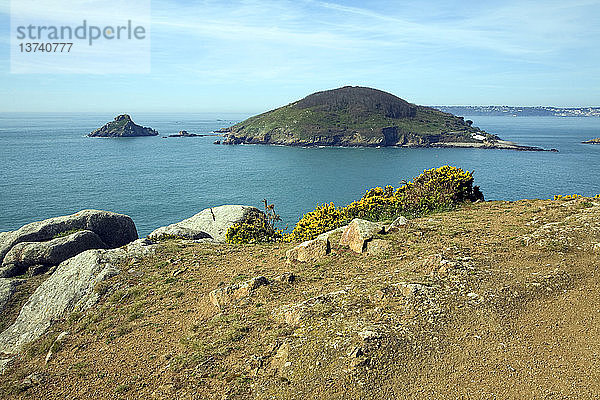 Die Insel Jethou von Herm aus gesehen  Kanalinseln  Großbritannien