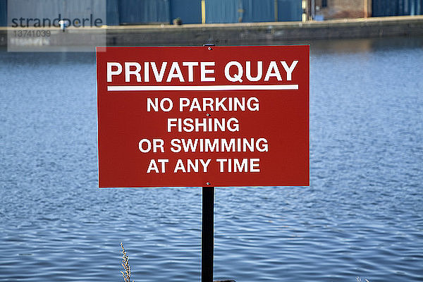 Schild Private Quay - Parken für schwimmende Fischer zu jeder Zeit verboten   Wet Dock  Ipswich  Suffolk
