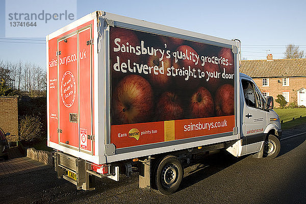 Sainsbury´s Supermarkt-Lieferwagen in der Dorfstraße  Shottisham  Suffolk  England