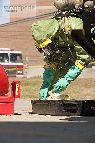 HazMat-Feuerwehrmann bereitet Dekontaminationsschale vor