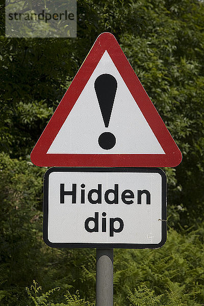 Rotes dreieckiges Straßenschild für Hidden Dip