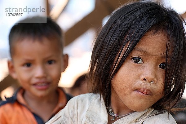 Junges kambodschanisches Mädchen und ihr Bruder  Kampong Kleang  Kambodscha.