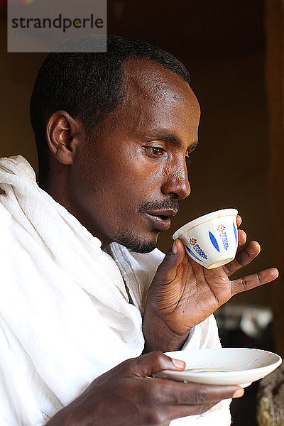 Äthiopische Kaffeezeremonie Mann trinkt Kaffee