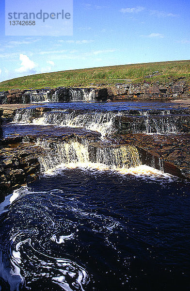 Hübsche Stromschnellen  Bach Trout Beck  Fluss Tees  Upper Teesdale  Cumbria  England