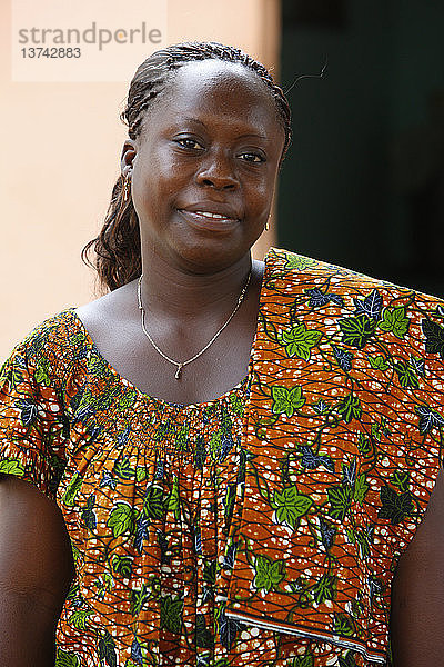Frau trägt ein afrikanisches Kleid
