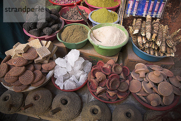 Traditionelle Arzneimittel und Kosmetika auf einem Marktstand in der Medina Marrakesch  Marokko