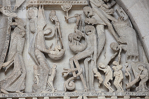 Tympanon. Das Jüngste Gericht von Gislebertus am Westportal der Kathedrale von Saint-Lazare. Der heilige Michael wiegt die Seelen