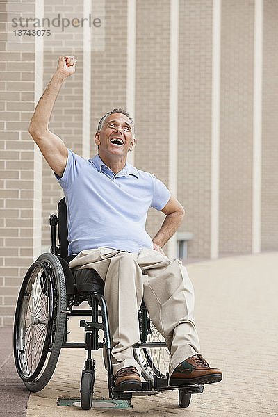Mann im Rollstuhl mit Rückenmarksverletzung jubelt