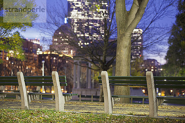 Parkbänke im Boston Common in der Abenddämmerung  Boston  Massachusetts  USA