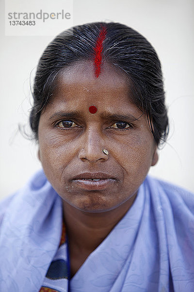 Indische Frau mit Sindur und Hochzeitszeichen im Haar