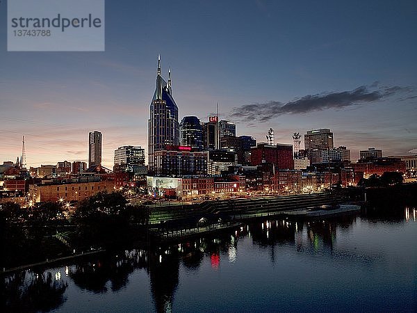 Nächtliche Skyline von Nashville  Tennessee 2010