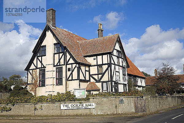 Ogilvie Hall  nachgebildete Tudor-Bar und soziales Clubgebäude  Thorpeness  Suffolk  England