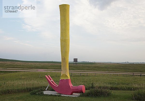 Porter Sculpture Park  Montrose  South Dakota; liegt direkt an der Interstate 90 in der South Dakota Drift Prairie  etwa 25 Meilen westlich von Sioux Falls. Viele der Skulpturen im Stil der Industriekunst wurden aus Altmetall  alten landwirtschaftlichen Geräten oder Eisenbahnschwellen hergestellt. 2006'