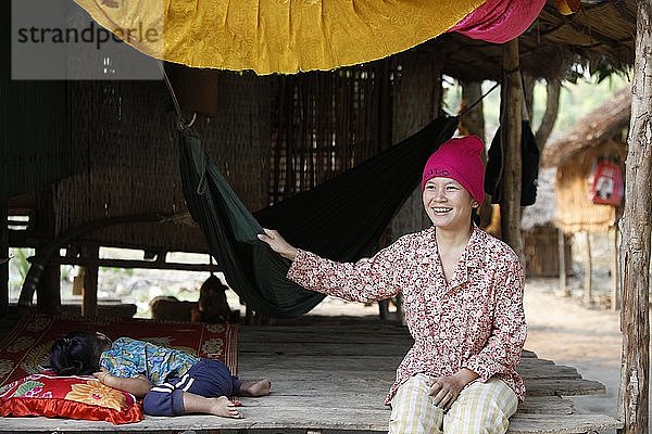 Junge Mutter zu Hause  Kambodscha.