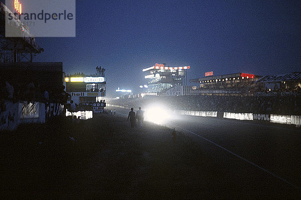 Autos rasen bei Nacht die Start-Ziel-Gerade hinauf  24-Stunden-Rennen in Le Mans  Frankreich 1969.