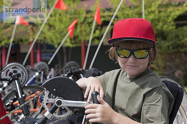 Junge mit degenerativer Krankheit nimmt an Handbike-Rennen teil