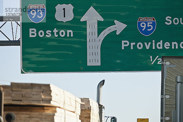 Highway-Schild nach Providence und Route 93 und Route 95  Boston  Massachusetts  USA