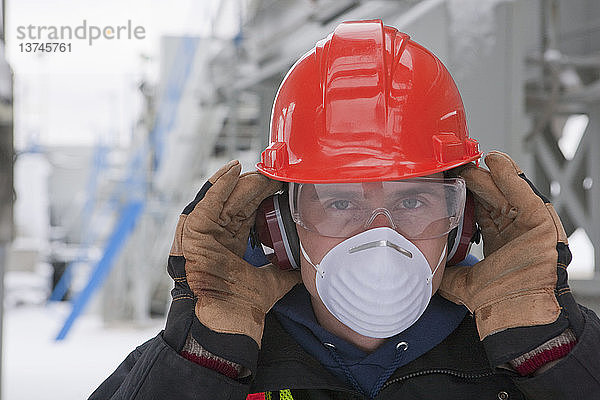 Ingenieur mit Schutzmaske und Gehörschutz