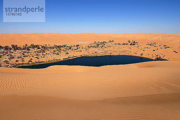 Oase Gabraoun in der Wüste Erg Ubari