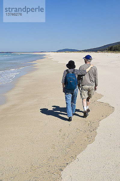 Älteres Paar beim Spaziergang am Strand  Island Beach  Murramarang National Park  New South Wales  Australien