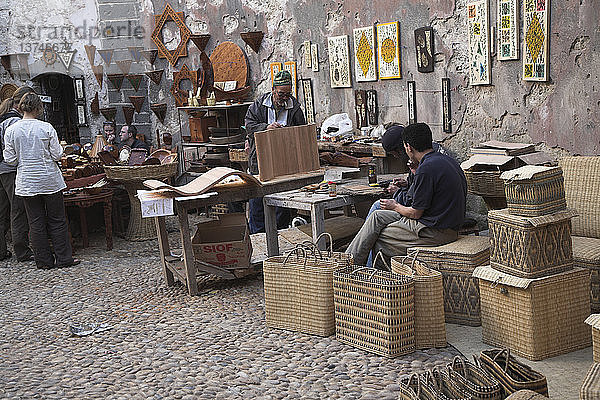 Handwerker  die Holz- und Weidenkörbe herstellen Essaouira  Marokko