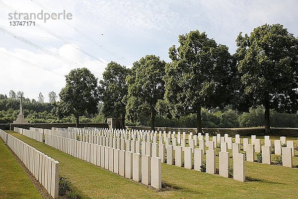 Der von Sir Edwin Lutyens entworfene Soldatenfriedhof Browns Copse ist nach einem kleinen Wäldchen (dem Bois Rossignol) an der Ostseite benannt. Der Friedhof enthält heute 2.069 Gräber und Gedenkstätten des Ersten Weltkriegs  859 der Gräber sind nicht identifiziert.