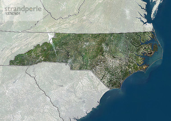 Satellitenbild des Bundesstaates North Carolina  Vereinigte Staaten. Dieses Bild wurde aus Daten zusammengestellt  die von den Satelliten LANDSAT 5 und 7 erfasst wurden.