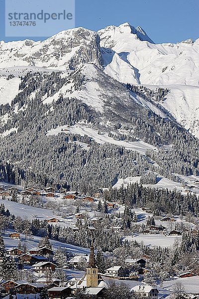 Das Dorf Combloux im Winter  Combloux  Frankreich.