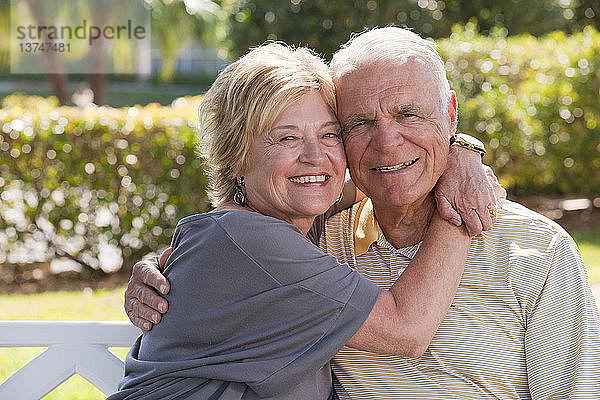 Porträt eines romantischen älteren Paares in einem Park