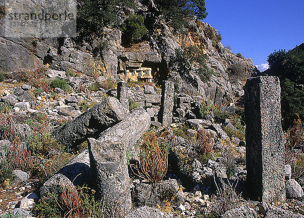 Ruinen von Gebäuden und Felsengrab  lykische Stadt Pinara  Türkei