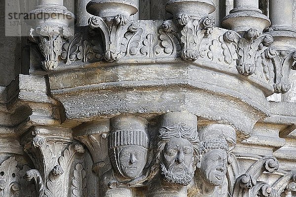 Kathedrale Notre-Dame de Rouen  Skulpturenkapitell  Samson  Delilah und ein Philister.