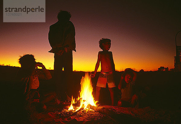 Australische Aborigine-Familie am Lagerfeuer  Canning Stock Route  Westaustralien