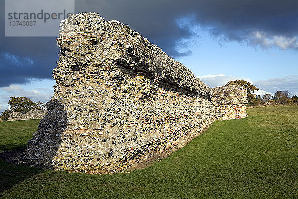 Backsteinmauern eines römischen Kastells  Burgh Castle  Great Yarmouth  Norfolk  England