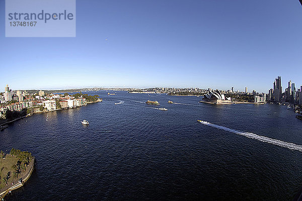 Sydney Harbor mit dem Opernhaus von der Sydney Harbor Bridge  Sydney  New South Wales  Australien