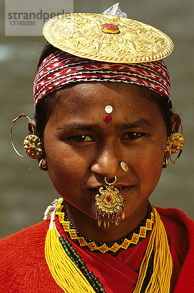 Frau mit traditionellem Goldscheibenhut  Seti  Ostnepal