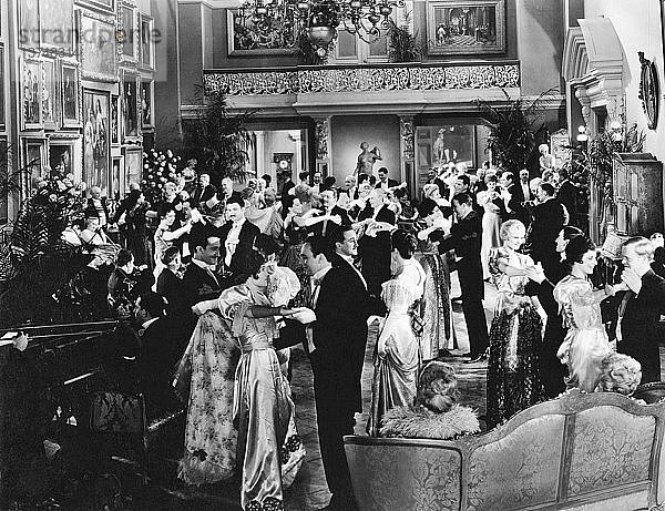 Hollywood  Kalifornien: um 1924 Menschen in eleganten Kleidern tanzen auf einer formellen Party.
