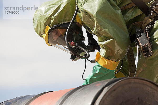 HazMat prüft ein Chemikalienfass der Feuerwehr